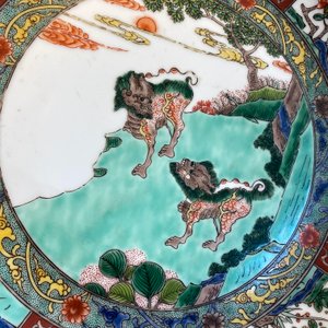Drie Chinese famille rose vazen, twee in famille verte en een schotel, 19/20e eeuw — foto 20