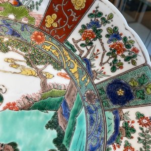 Drie Chinese famille rose vazen, twee in famille verte en een schotel, 19/20e eeuw — foto 21