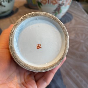 Drie Chinese famille rose vazen, twee in famille verte en een schotel, 19/20e eeuw — foto 28