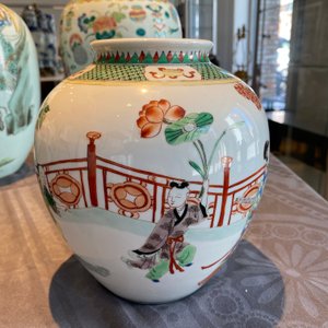 Drie Chinese famille rose vazen, twee in famille verte en een schotel, 19/20e eeuw — foto 30