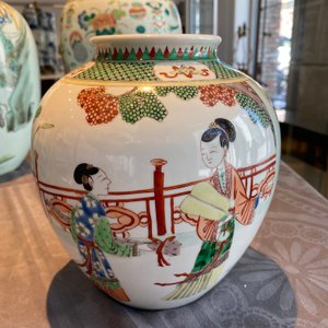 Drie Chinese famille rose vazen, twee in famille verte en een schotel, 19/20e eeuw — foto 31