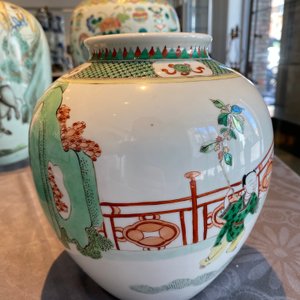 Drie Chinese famille rose vazen, twee in famille verte en een schotel, 19/20e eeuw — foto 33