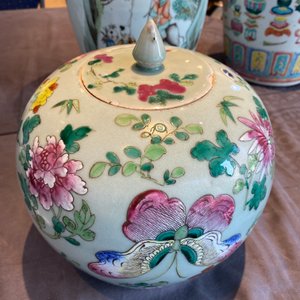 Drie Chinese famille rose vazen, twee in famille verte en een schotel, 19/20e eeuw — foto 38