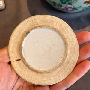 Drie Chinese famille rose vazen, twee in famille verte en een schotel, 19/20e eeuw — foto 40