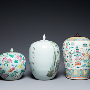 Drie Chinese famille rose vazen, twee in famille verte en een schotel, 19/20e eeuw — foto 5