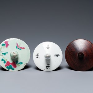 Drie Chinese famille rose vazen, twee in famille verte en een schotel, 19/20e eeuw — foto 10