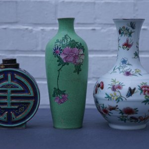 Drie Chinese famille rose vazen, twee met Qianlong merk, 19/20e eeuw — foto 15