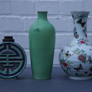 Drie Chinese famille rose vazen, twee met Qianlong merk, 19/20e eeuw — foto 16