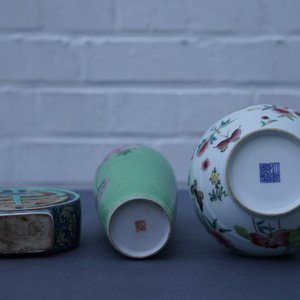 Drie Chinese famille rose vazen, twee met Qianlong merk, 19/20e eeuw — foto 17