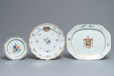 Drie Chinese famille rose wapenschotels voor de Engelse markt, Qianlong