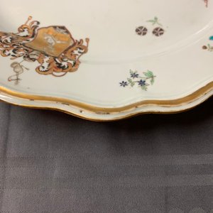 Drie Chinese famille rose wapenschotels voor de Engelse markt, Qianlong — foto 11