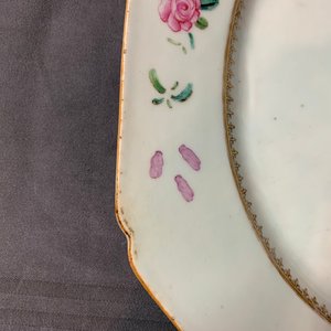 Drie Chinese famille rose wapenschotels voor de Engelse markt, Qianlong — foto 17