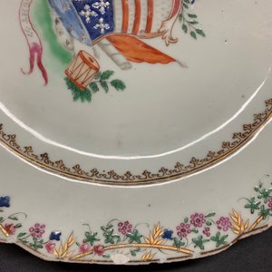 Drie Chinese famille rose wapenschotels voor de Engelse markt, Qianlong — foto 19