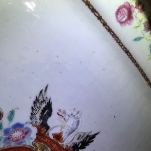 Drie Chinese famille rose wapenschotels voor de Engelse markt, Qianlong — foto 12