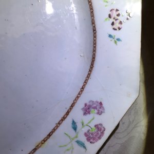 Drie Chinese famille rose wapenschotels voor de Engelse markt, Qianlong — foto 8