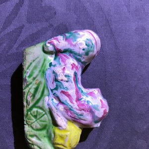 Drie Chinese famille rose waterdruppelaars en een penselenrust, 18/19e eeuw — foto 12