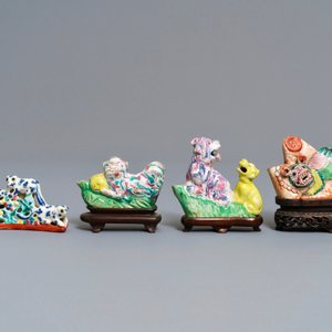 Drie Chinese famille rose waterdruppelaars en een penselenrust, 18/19e eeuw — foto 2