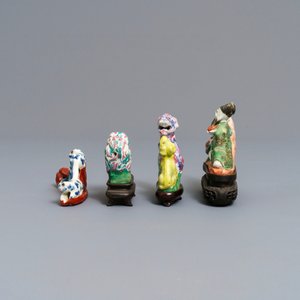 Drie Chinese famille rose waterdruppelaars en een penselenrust, 18/19e eeuw — foto 4