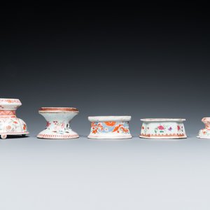Drie Chinese famille rose zoutvaten en twee in Nederland beschilderde zoutvaten, Kangxi/Qianlong — foto 2