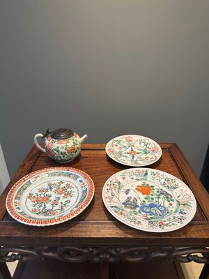 Drie Chinese famille verte borden en een theepot, Kangxi — foto 1