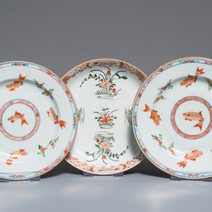 Drie Chinese famille verte borden met karpers en floraal decor, Kangxi — foto 1