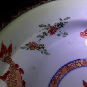Drie Chinese famille verte borden met karpers en floraal decor, Kangxi — foto 15