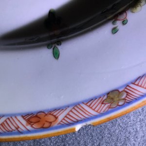 Drie Chinese famille verte borden met karpers en floraal decor, Kangxi — foto 7