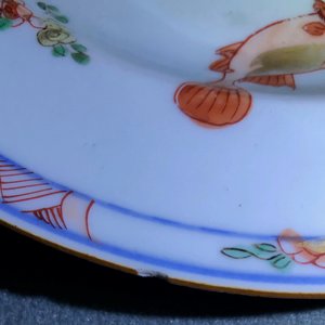 Drie Chinese famille verte borden met karpers en floraal decor, Kangxi — foto 8