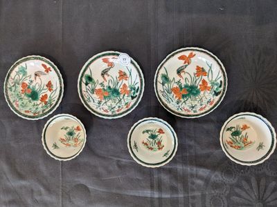 Drie Chinese famille verte koppen en schotels met café-au-lait fondkleur in Kangxi-stijl, 'konijn' merk, 19e eeuw — foto 1
