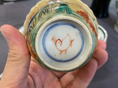 Drie Chinese famille verte koppen en schotels met café-au-lait fondkleur in Kangxi-stijl, 'konijn' merk, 19e eeuw — foto 12