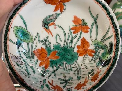 Drie Chinese famille verte koppen en schotels met café-au-lait fondkleur in Kangxi-stijl, 'konijn' merk, 19e eeuw — foto 13