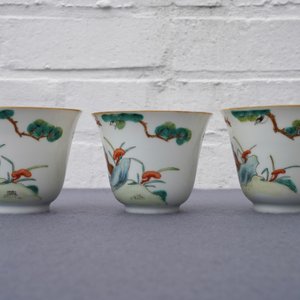 Drie Chinese famille verte koppen en schotels met herten en apen, Tongzhi merk en periode — foto 13