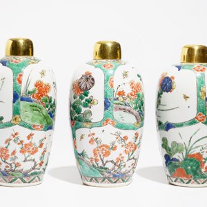 Drie Chinese famille verte potten met floraal decor en verguld metalen deksels, Kangxi — foto 2