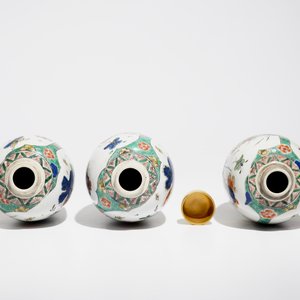 Drie Chinese famille verte potten met floraal decor en verguld metalen deksels, Kangxi — foto 5