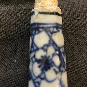 Drie Chinese famille verte, rose en blauwwitte mesheften en twee lepelhoofden, Kangxi/Qianlong — foto 2