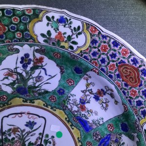 Drie Chinese famille verte schotels met florale decors, Kangxi — foto 12
