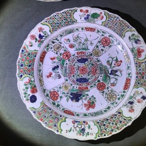Drie Chinese famille verte schotels met florale decors, Kangxi — foto 20