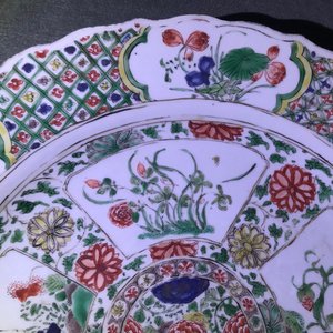 Drie Chinese famille verte schotels met florale decors, Kangxi — foto 21