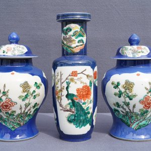 Drie Chinese famille verte vazen met poederblauwe fondkleur, 19e eeuw — foto 13
