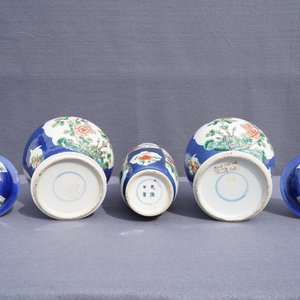 Drie Chinese famille verte vazen met poederblauwe fondkleur, 19e eeuw — foto 14