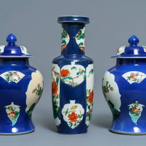 Drie Chinese famille verte vazen met poederblauwe fondkleur, 19e eeuw — foto 2