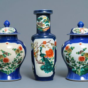 Drie Chinese famille verte vazen met poederblauwe fondkleur, 19e eeuw — foto 3