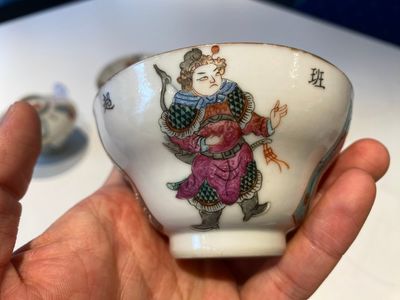 Drie Chinese famlille rose 'Wu Shuang Pu' dekselkommen op schotels, Tongzhi merk en periode — foto 10