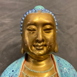 Drie Chinese figuren van Bodhisattva met robin's egg en verguld glazuur, Qianlong/Jiaqing — foto 58