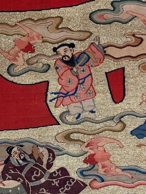 Drie Chinese geborduurde zijden doeken met figuratieve decors, 19/20e eeuw — foto 14