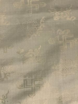Drie Chinese geborduurde zijden doeken met figuratieve decors, 19/20e eeuw — foto 36