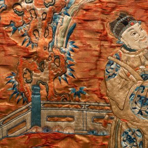 Drie Chinese geborduurde zijden panelen met een keizerlijke voorstelling, 19e eeuw — foto 16