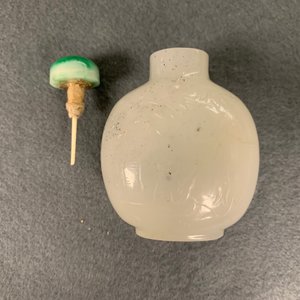 Drie Chinese gestoken witte jade snuifflessen met reliëfdecor, 19/20e eeuw — foto 20