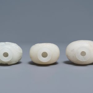 Drie Chinese gestoken witte jade snuifflessen met reliëfdecor, 19/20e eeuw — foto 3