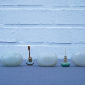 Drie Chinese gestoken witte jade snuifflessen met reliëfdecor, 19/20e eeuw — foto 8